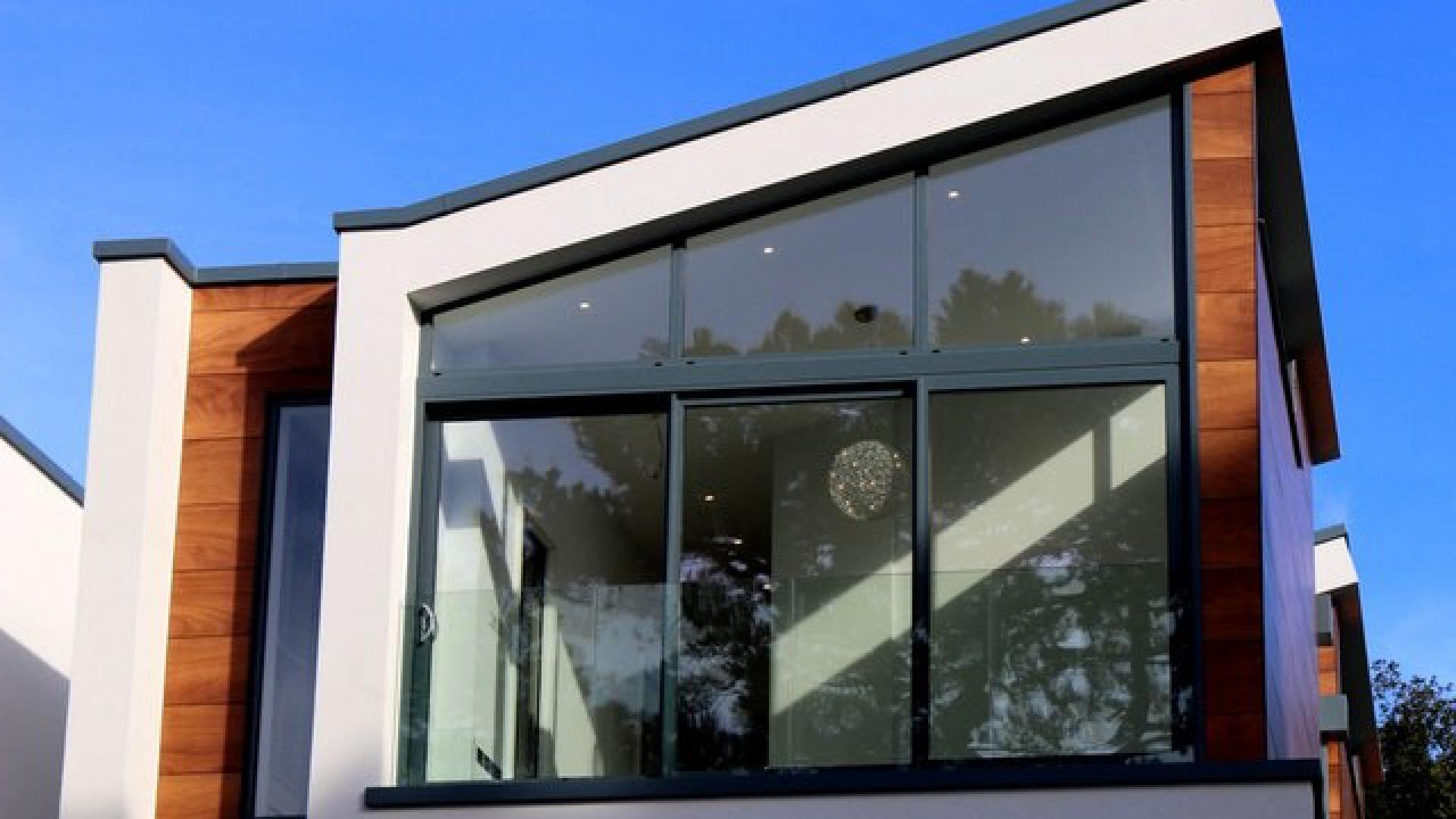 Isolation du toit et fenêtres double vitrage pour les biens immobiliers de location.